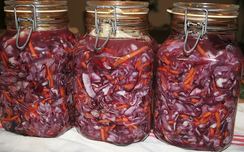 Fermenting vegetables in jars
