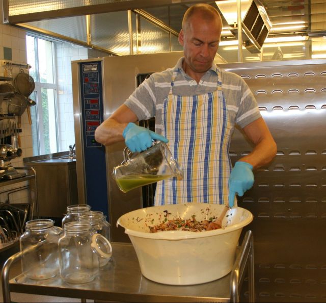 Fermenting vegetables at home